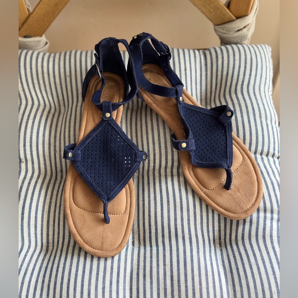 Koolaburra by Ugg Navy Blue Perforated Suede Wedge Sandals Sz 9.5